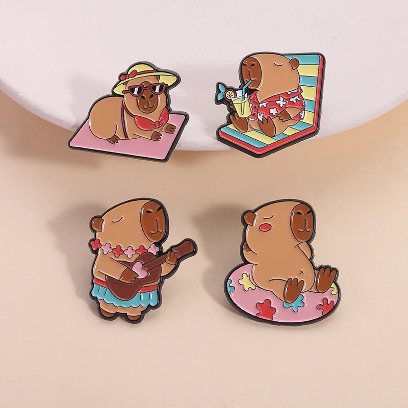 Emaille-Anstecknadeln „Capybara On A Leisurely Vacation“, die Capybara spielt Gitarre und singende Broschen, Rucksack-Abzeichen, hübscher Schmuck – Detail 9