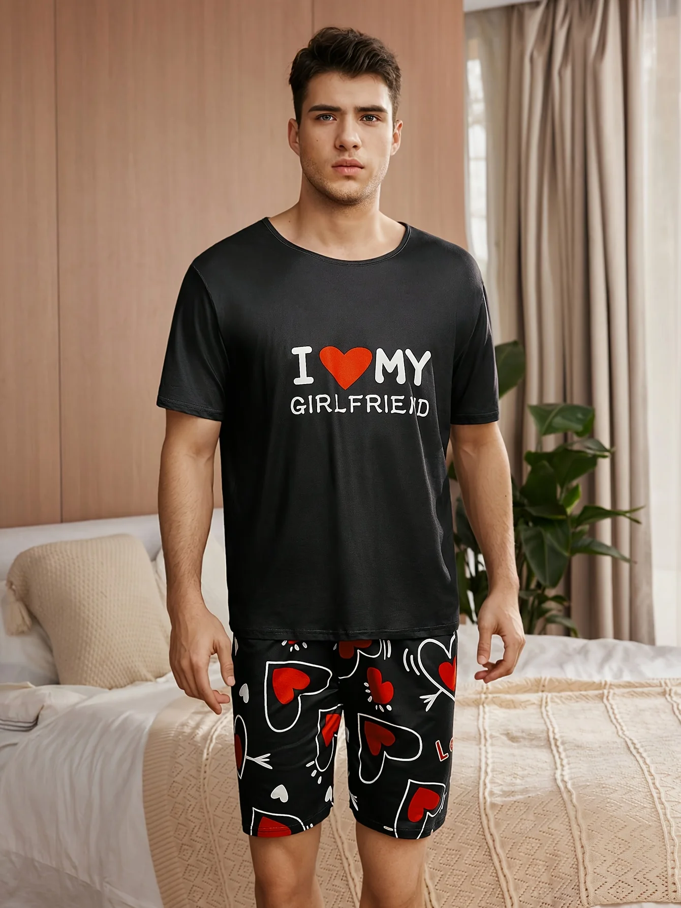 مجموعة ملابس رجالية، تتضمن قميصًا بأكمام قصيرة وشورت مطبوع عليه "I Like My Girlfriend".