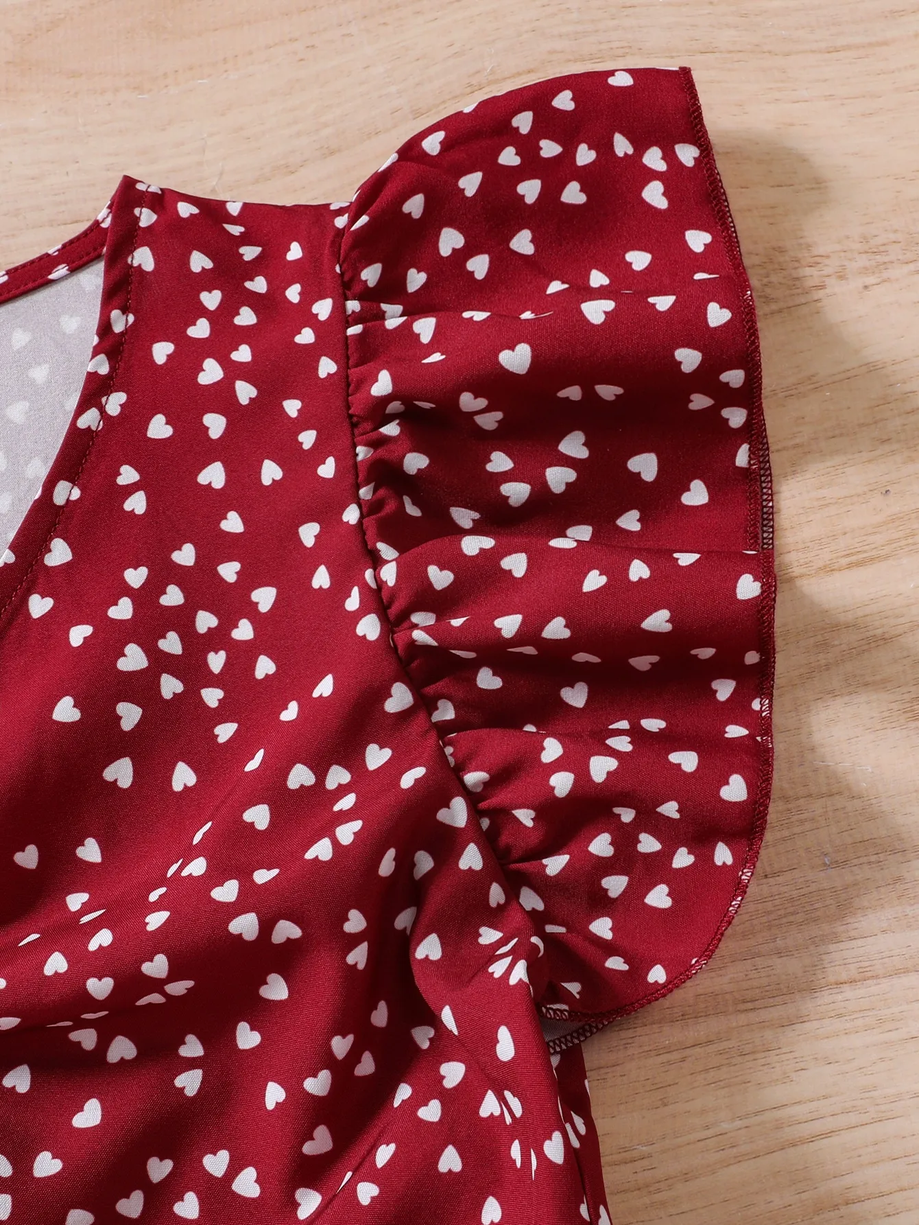 New summer style: burgundy love printed V-neck waist-hugging shirt, elegant ruffled design