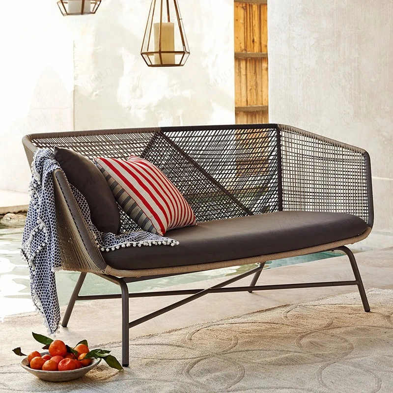 סט ספה רטן חיצונית עמידה במים ובשמש בסגנון נורדי עם שולחן קפה ומנוחת רגליים לחצר מרפסת פנאי