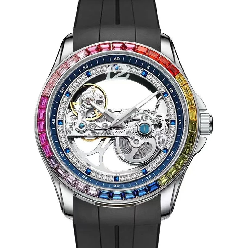 Il PACOSHOP24.COM Orologio automatico scheletrato tourbillon uomo è dotato di autoavvolgimento, cinturino nero, quadrante trasparente che espone gli ingranaggi interni e lunetta ornata di strass arcobaleno.