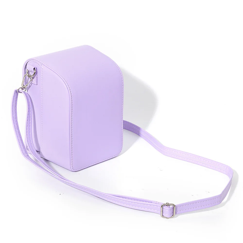 Mini caméra sport HD 1080P avec accessoires (support, coque étanche, câble) disposés sur fond noir.