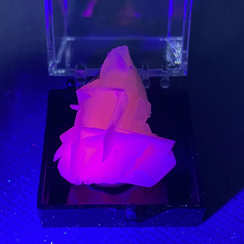 

100% натуральный флуоресцентный кальцит с белыми хлопьями (флуоресцентный розовый), грубый образец, хрустальный кварц, размер коробки: 35 мм