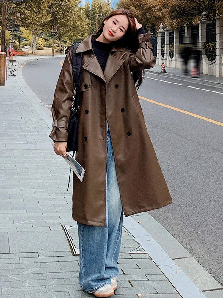 

LANMREM Vintage PU Leather Windbreaker Women Lapel Belt Gathered Waist Double Breasted Coat 2023 Autumn New Clothing 2AA3594