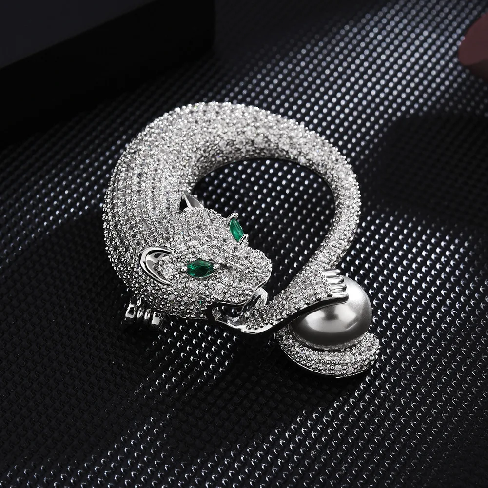

YYSUNNY Classic Animal Brooches for Women Unisex Leopard Corsage Pin Inlaid Zircon Bead Fashion Jewelry Christmas Accessories