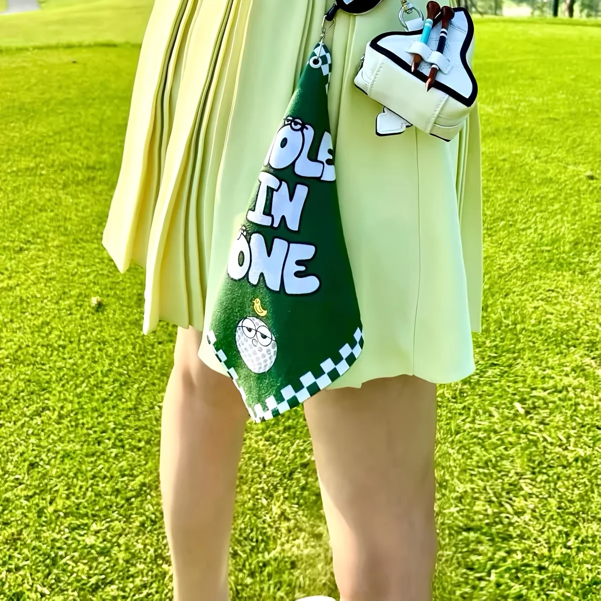 Stylish Double-Sided Green Golf Towel with Retractable Hook - Creative Gift
