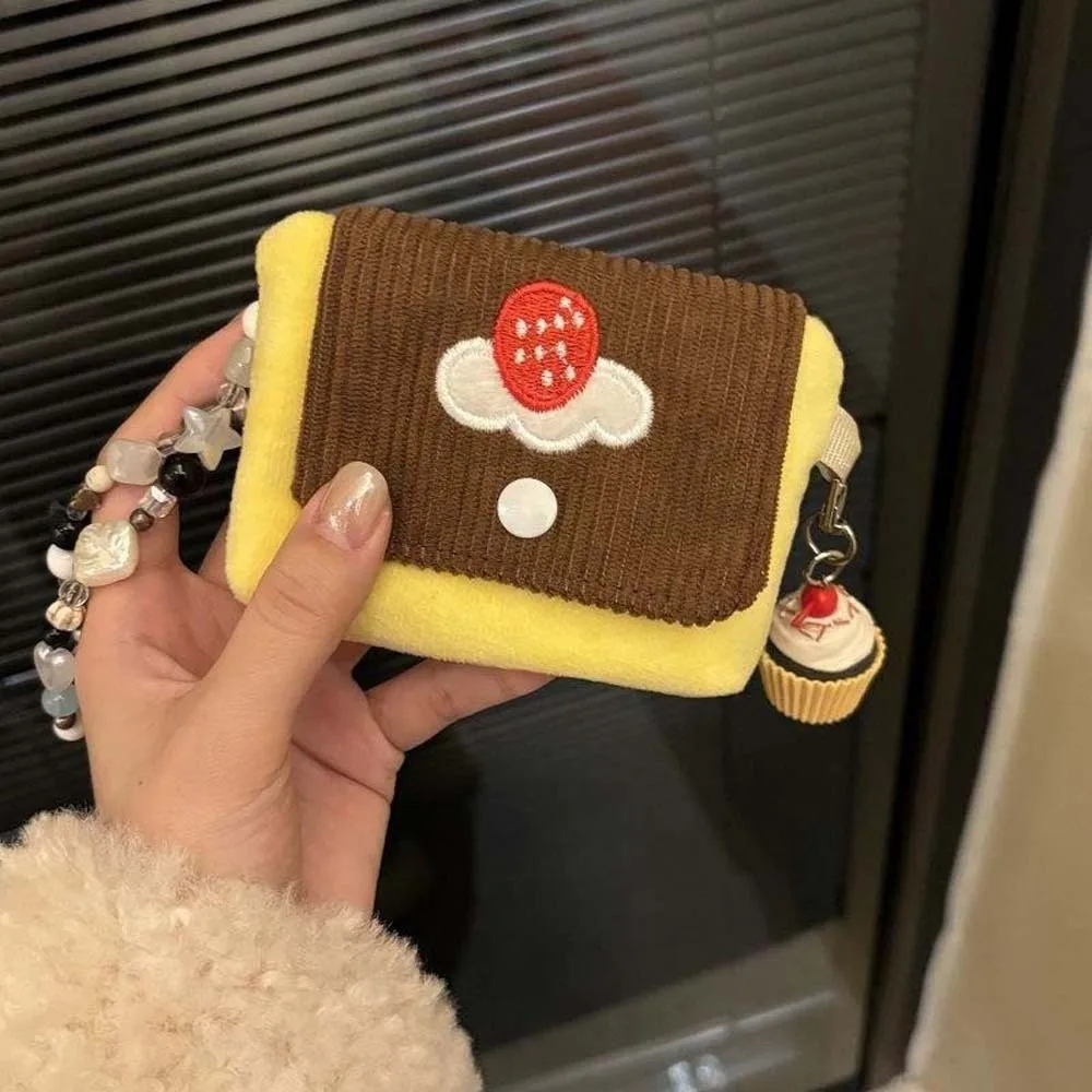 Portamonete Design Pudding di Ciliegie, Mini Pochette in Velluto Morbido con Texture Corduroy, Portafoglio Carino con Ricamo a Torta e Chiusura a Bottone a Pressione - immagine 2