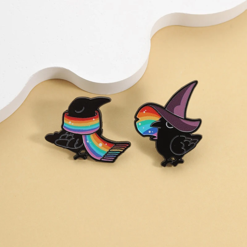 Magische Raben-Emaille-Pins, Regenbogen-Hexenhut & Schal, Metallbroschen, modische Anstecknadeln, Rucksack- und Kleidungs-Schmuck, Geschenk für Freunde – Detail 7