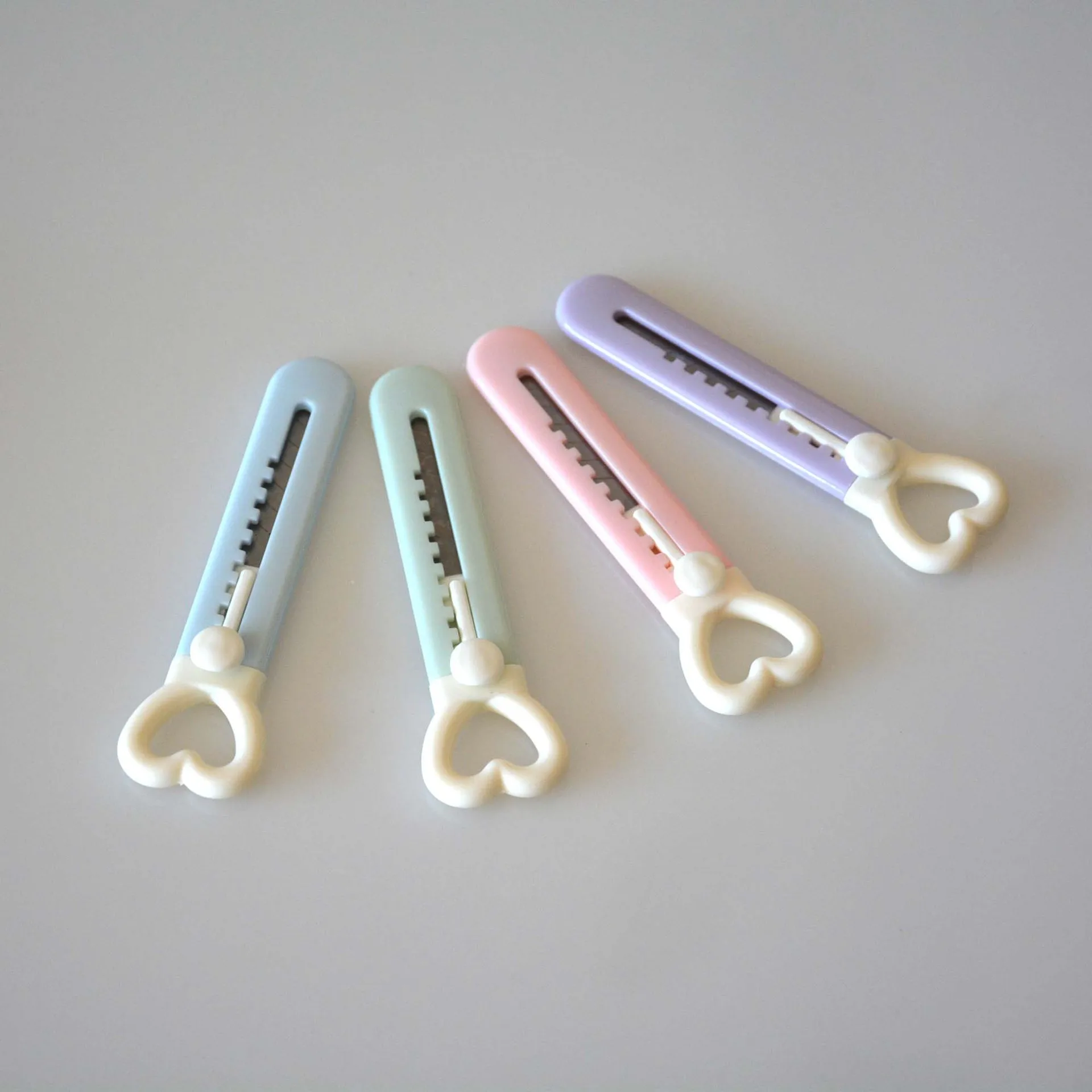10cm Kawaii mini pocket love heart art utility knife express box knife paper cutter craft wrapping refillable blade stationery utility knife paper cutter unboxing knife pocket folding knife