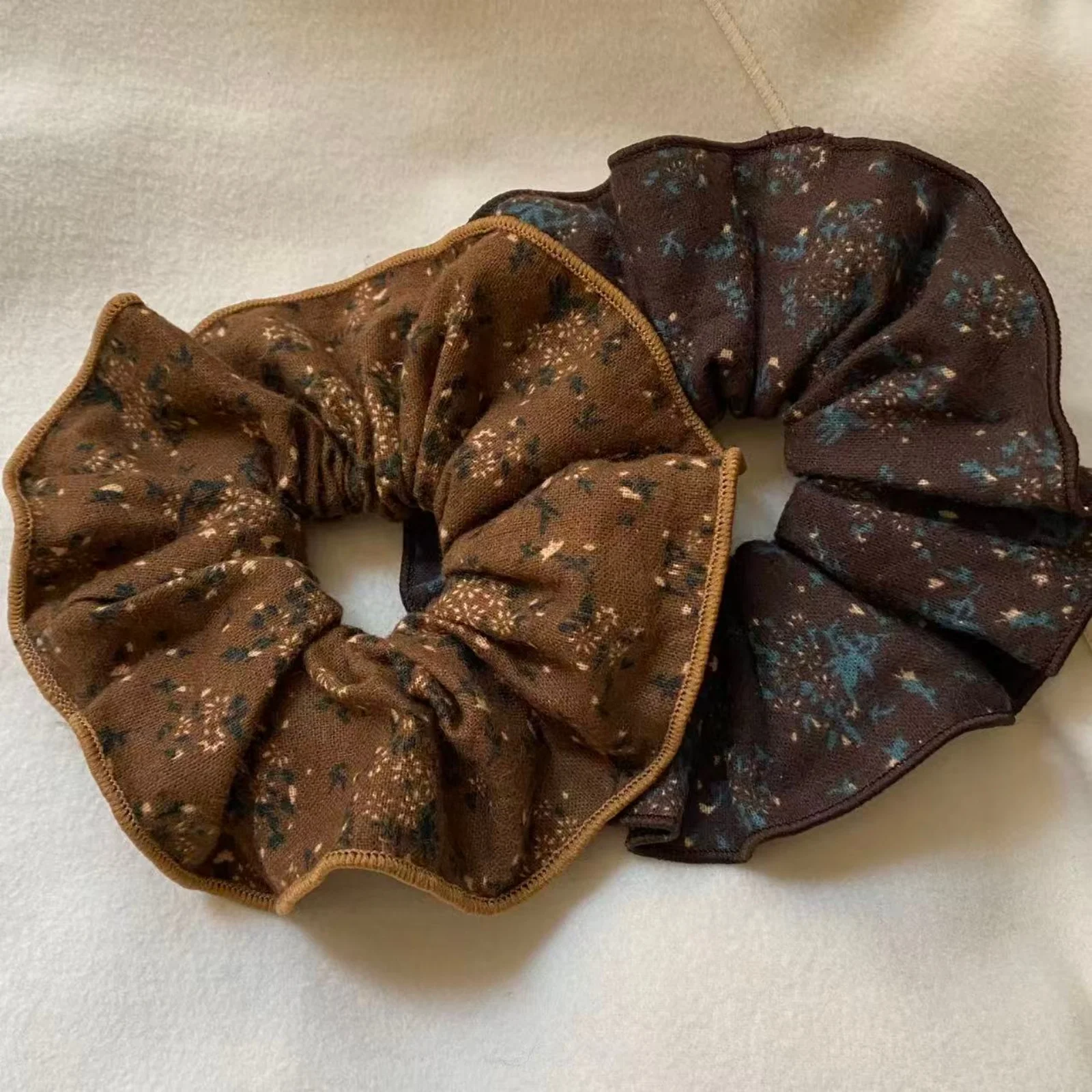 1PC Brown Star Pattern Scrunchies,Fabric Hair Ties, Vintage Floral Print Hair Accessories, Soft Elastic Hair Bands, Stylish