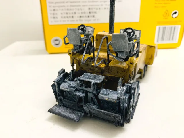 CAT AP600D アスファルト舗装機 1:50 Amazon.com: Norscot Cat AP600D Asphalt Paver with Canopy (1