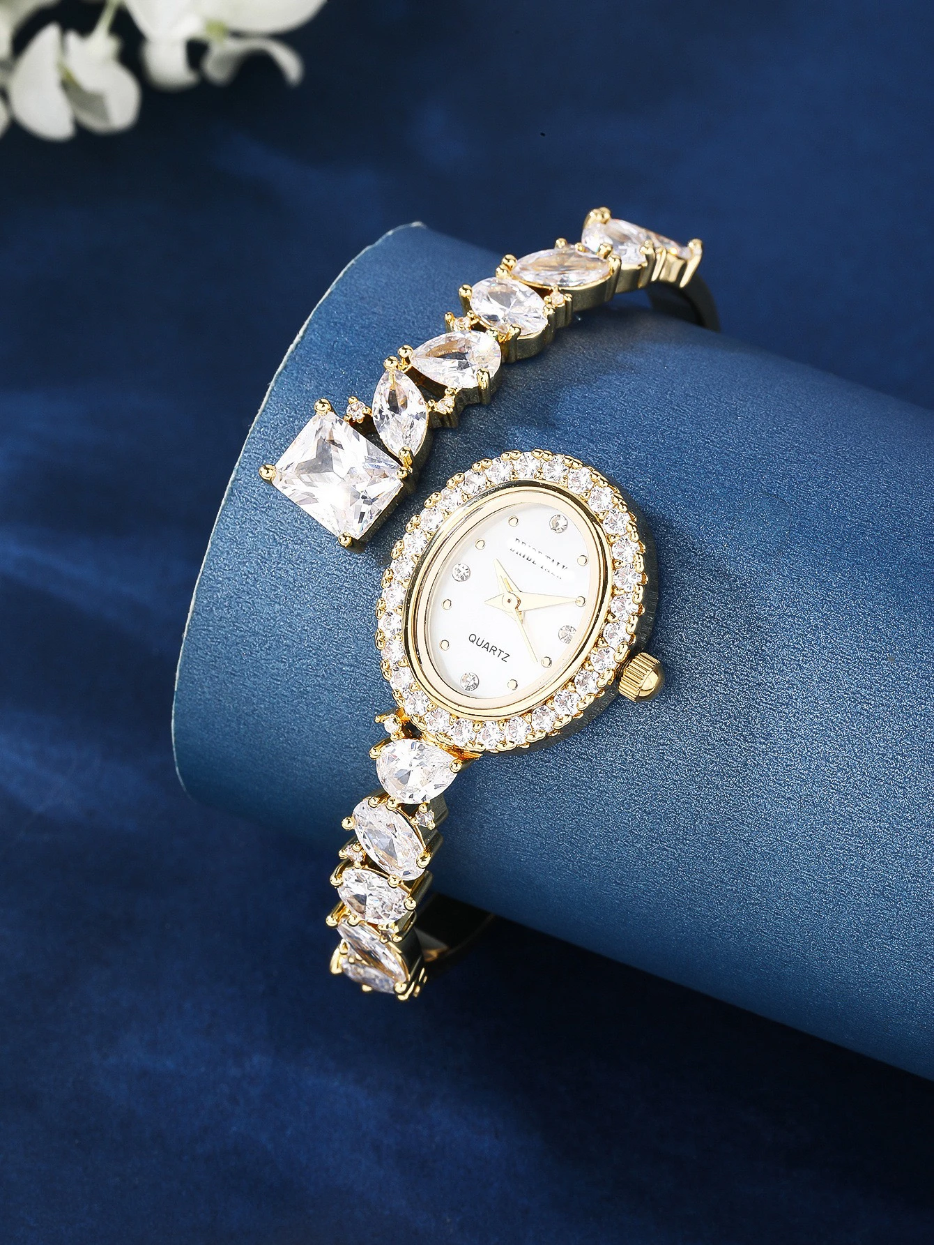 EYER Trendy Shining CZ Zircon Oval Shape Bangle Watch For Women Elegant Casual Princess Style Watch Luxury Design Jewelry Gifts