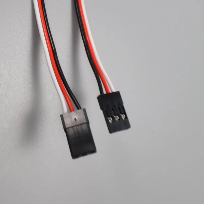 Vue rapprochée du module contrôleur lumière LED RC DUMBORC et de ses ports