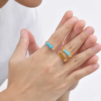 Alternative view of Anillo de Acero Inoxidable con Piedra Turquesa Natural - Estilo Minimalista