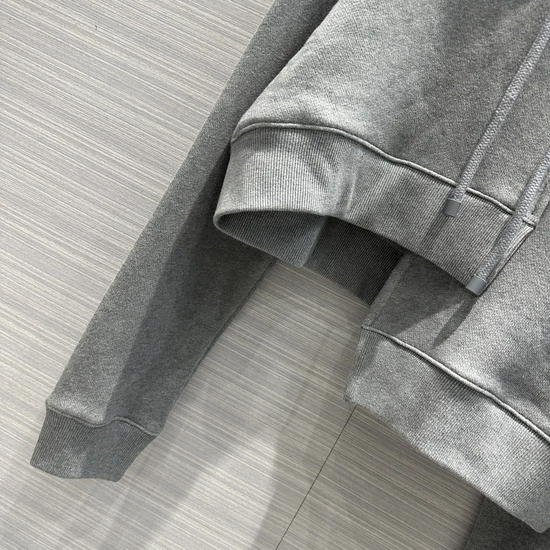 Рисунок 4 - Асимметричный дизайнерский свитер с трехмерным вырезом