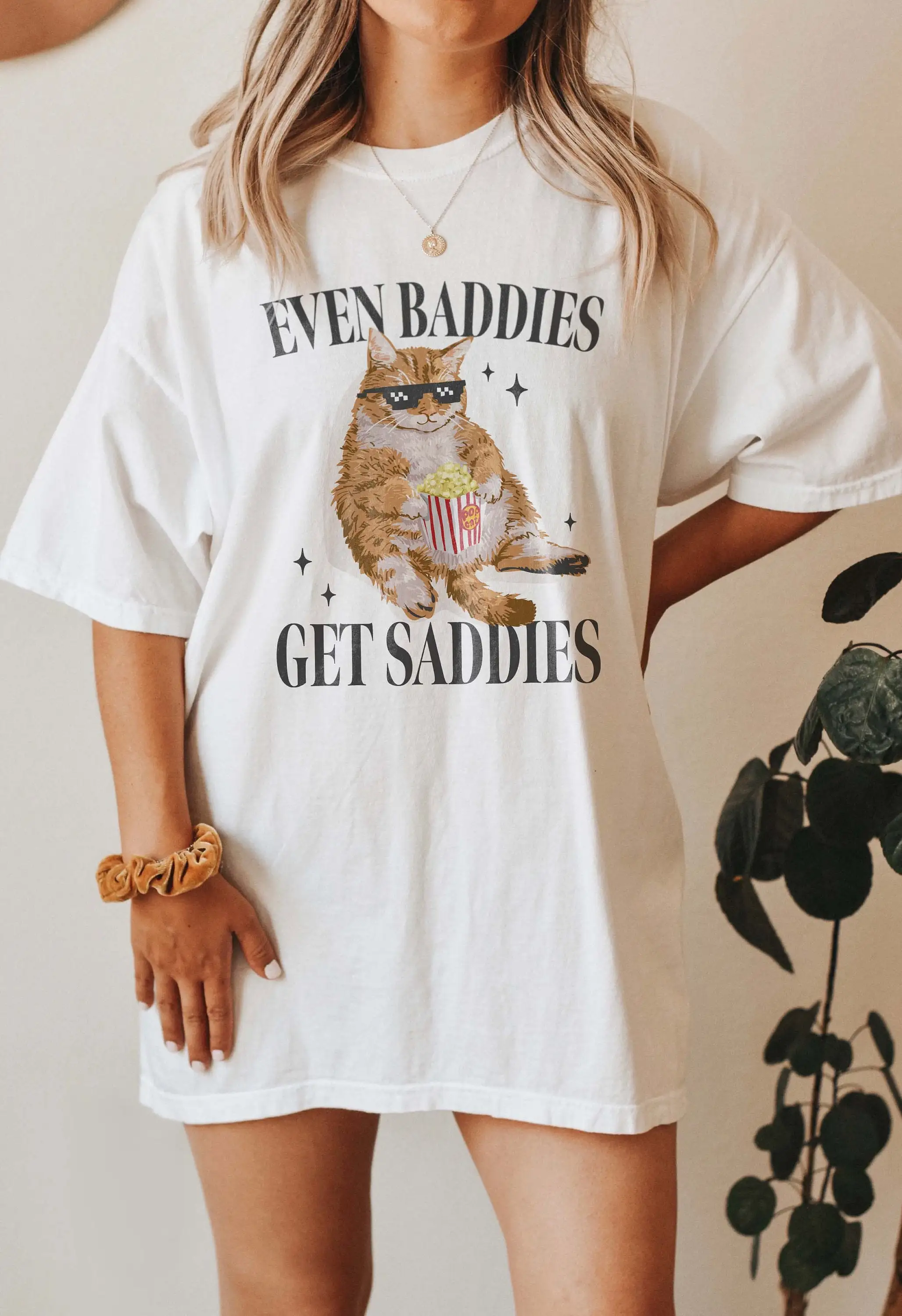 

Even Baddies Get Saddies Slogan Women T-shirt Funny Cotton A Cat Eating Popcorn Print Female Shirt 2024 New Fashion Girl Tee