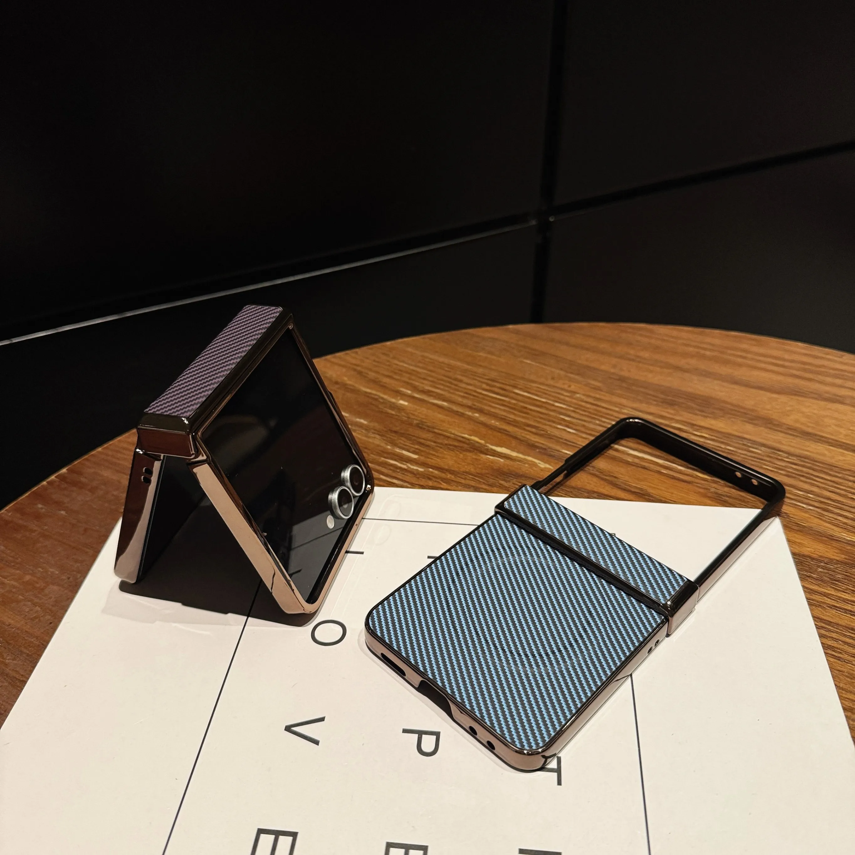 Carbon Fiber Magnetic Electroplated Slim Protective Phone Case with Hinge Guard