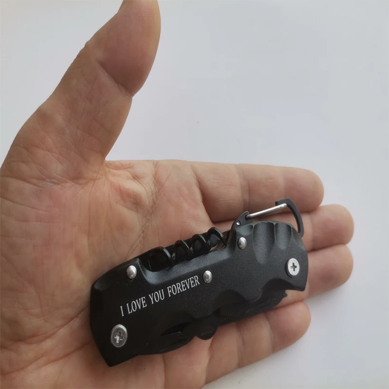 Peilis atidaro butelį lauke