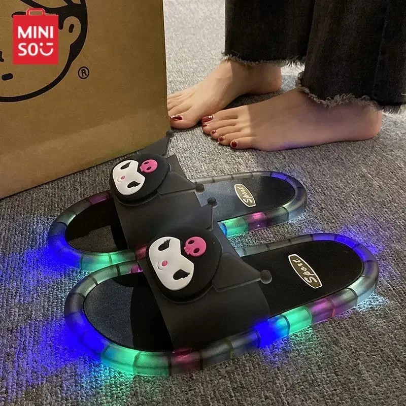 

MINISO Симпатичные Kuromi My Melody Cinnamoroll 2024 новые светящиеся тапочки без шнуровки Мультяшные летние парные фотовспышки Тапочки