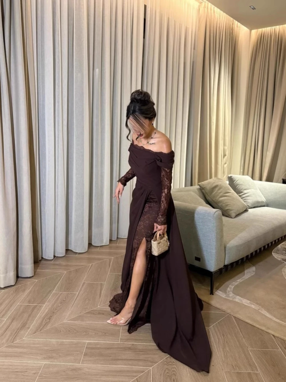 فستان بني أنيق بتصميم أوف شولدر وذيل انسيابي