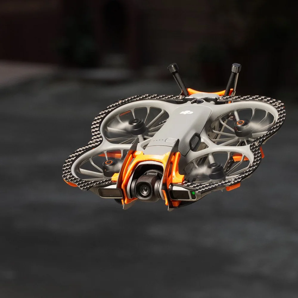 Gros plan sur la texture en fibre de carbone de la protection complète pour DJI Neo 2 360°, avec un fond flou.