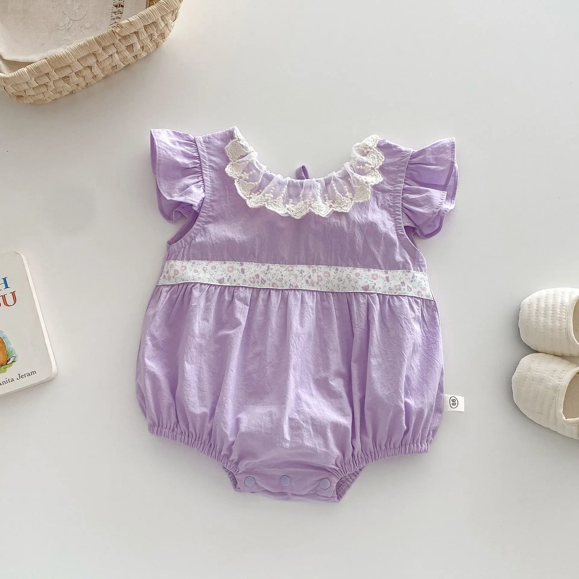 thumbnail image 1 of Body bonito de verano 2025 para niñas, mono con cuello de hoja de loto de encaje de estilo coreano para bebés recién nacidos, ropa de una pieza para niños pequeños, 1 of 6