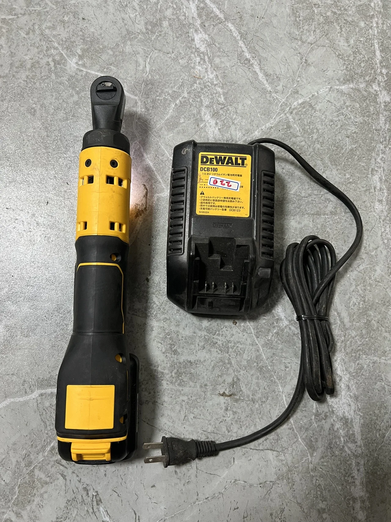 

DEWALT XTREME 12V MAX Brushless 1/4 in. Ratchet (DCF504B) 1.3AH battery set second-hand