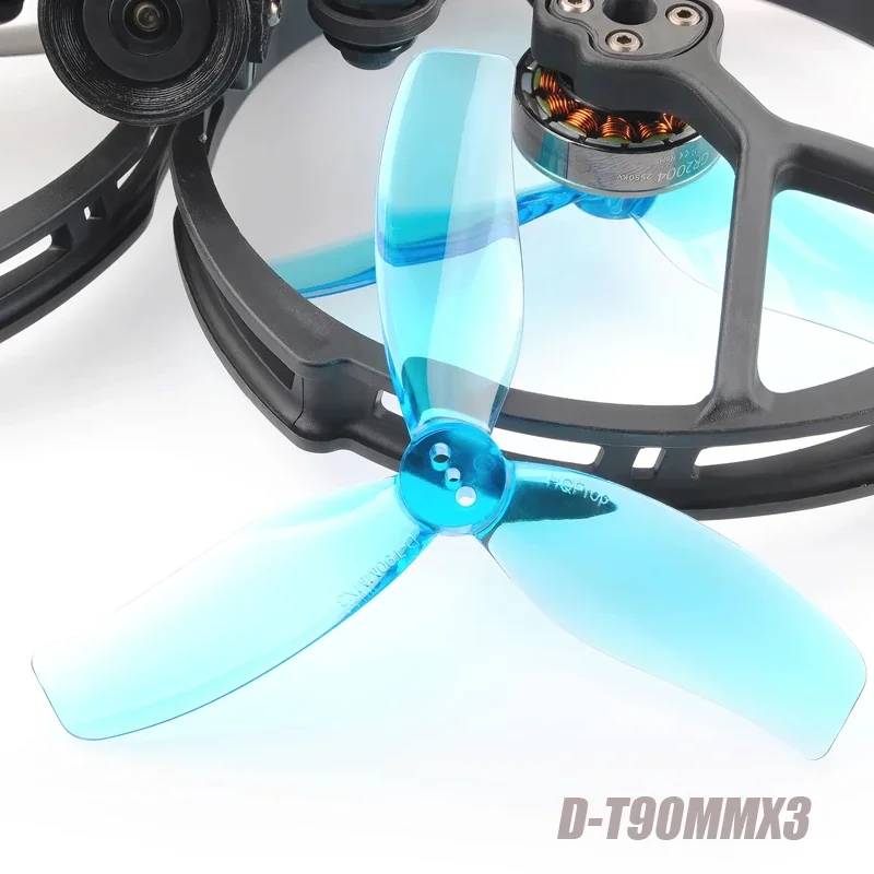 Détail d'une hélice 90mm 3 pales pour drone FPV micro, montrant les pales incurvées.