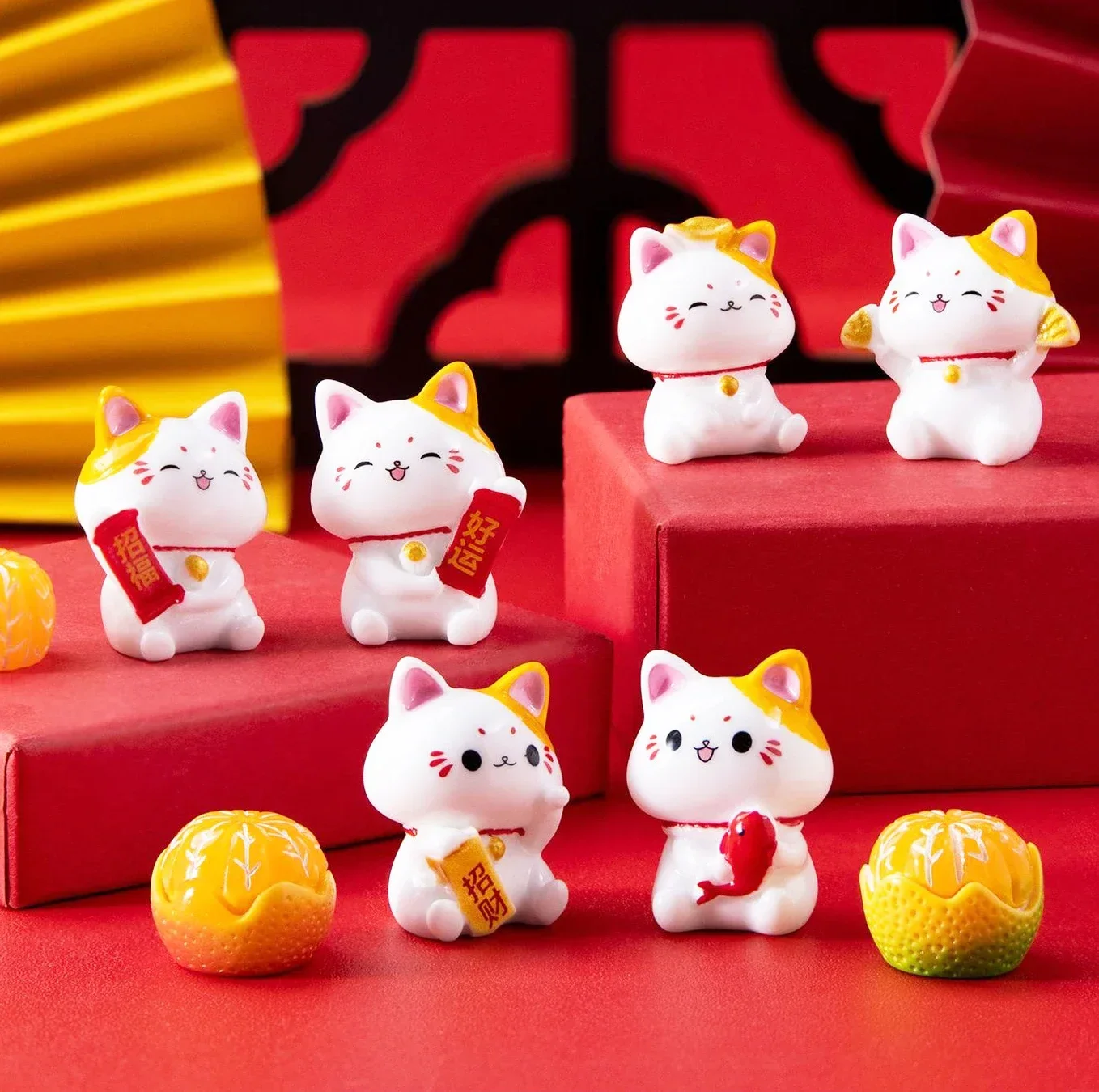 Lucky Cat Car Ornament Resin Crafts Dashboard Decor for Auto Interior Office Desk Home Decoration Cute Decoration DIY Gift