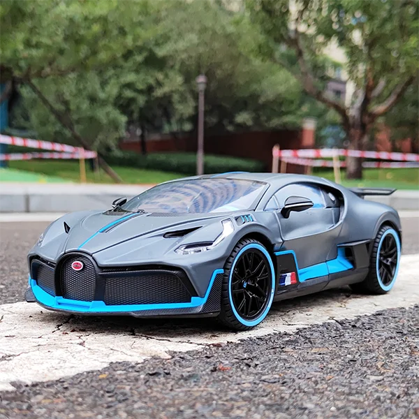 1/18 Bugatti DIVO Alloy Sports Car Model Diecasts Metal Toy Vehicles Large Size Car Simulation Sound Light Kids Gifts Toy