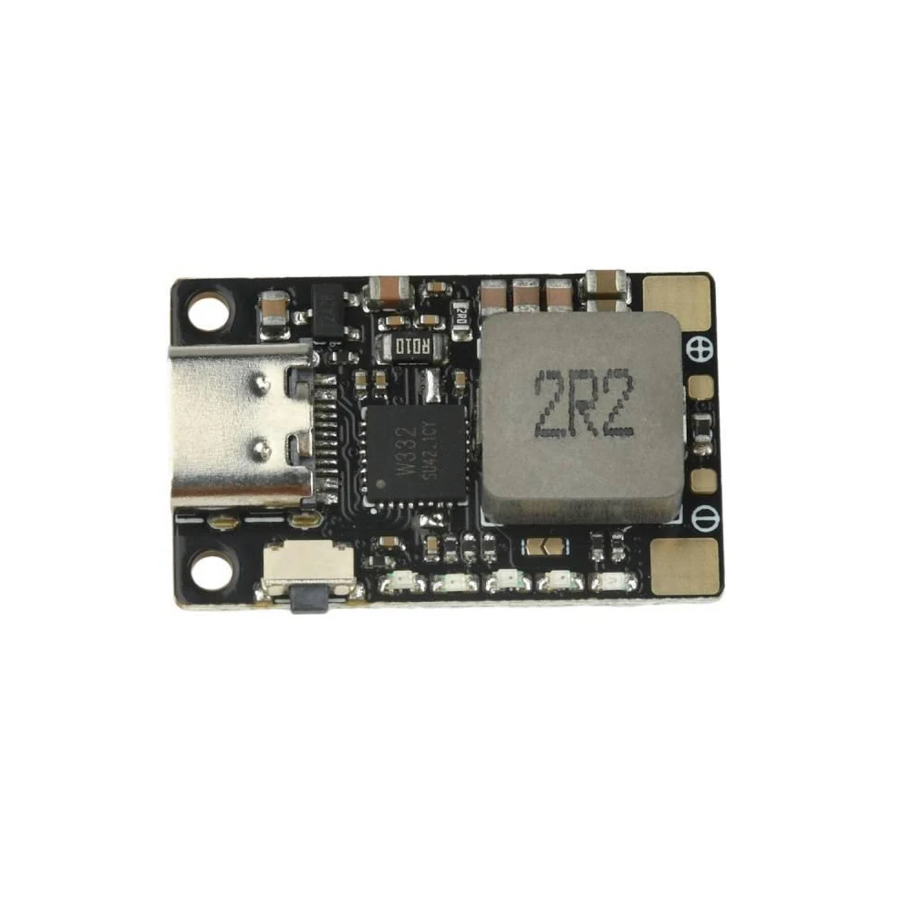 Chargeur rapide batterie lithium 3.7V/4.2V 18W Type-C avec indicateur LED pour drone, connecté à une batterie externe.