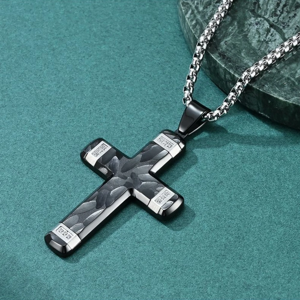 Ungehörte zweifarbige Kristalle Kreuz Anhänger Titan Stahl Männer personalisierte Mode Halsketten Schmuck