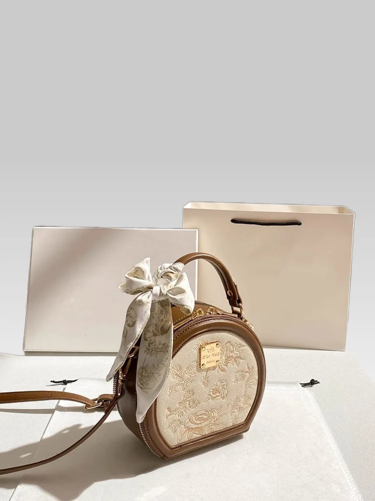 حقيبة يد كلاسيكية فاخرة، تتميز بألوان متناغمة وتطر...