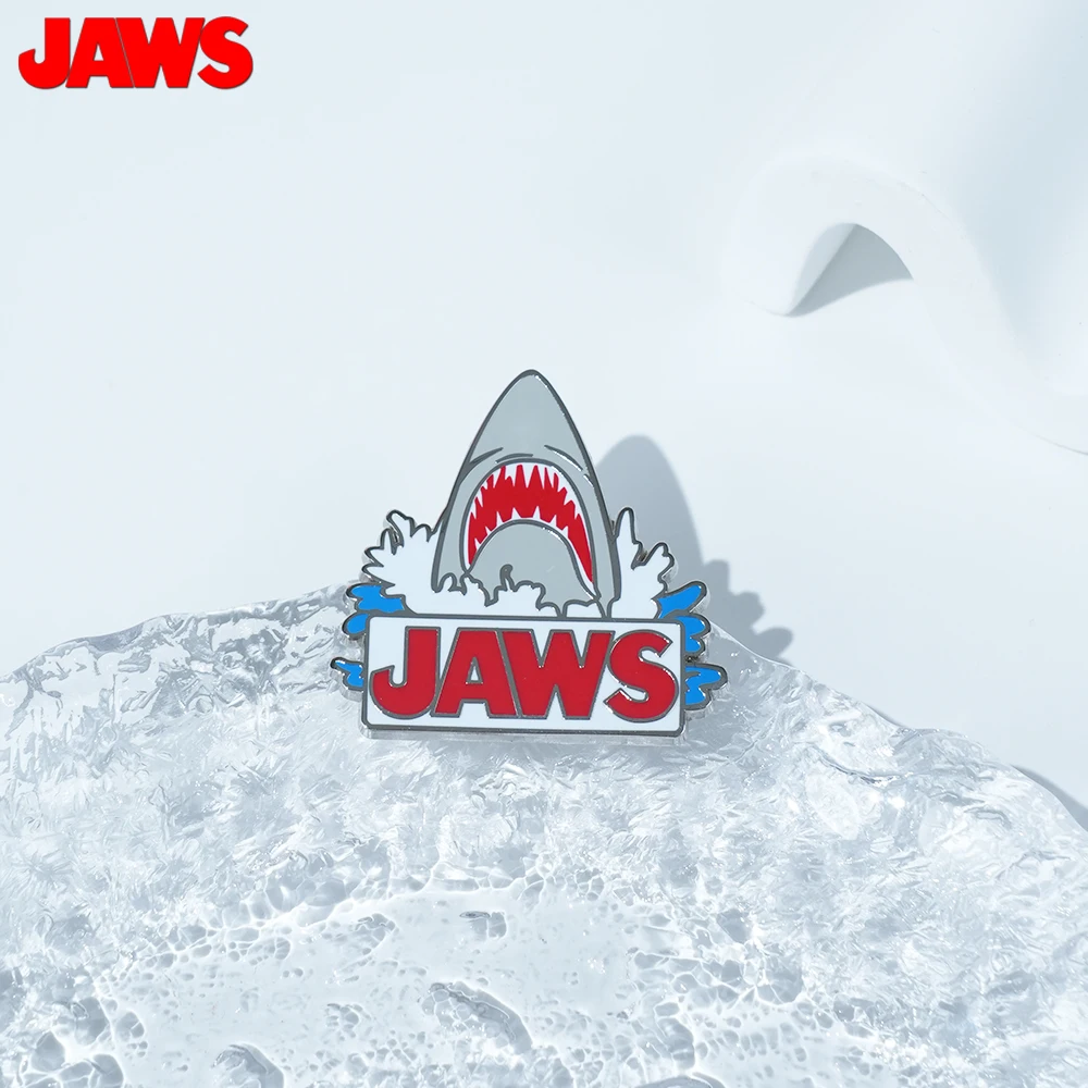 1PC JAWS 공식 라이선스 아연 합금 에나멜 핀 상어 디자인 참신한 장식품 재킷 라펠 핀 애니메이션 백팩 수집품