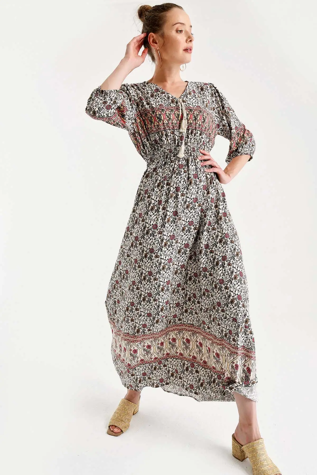 

Платье женское короткое с цветочным принтом и V-образным вырезом