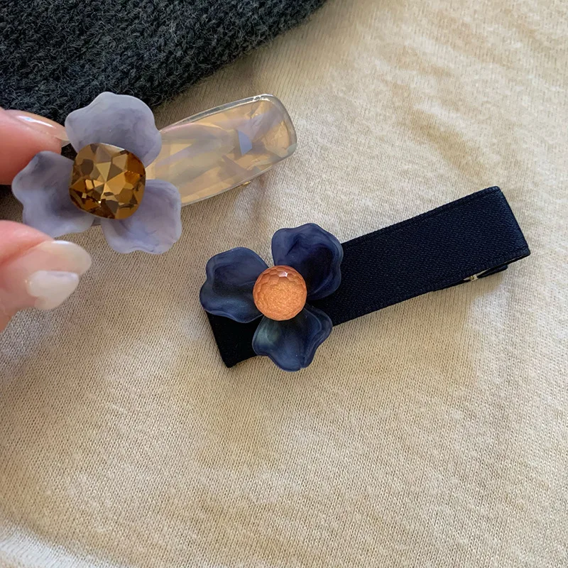 1 Stück Vintage aufhellende blaue lila gefrostete Blumenrand-Clip dreidimensionale Blütenblatt-Kristall-Pony-Clip Entenschnabel-Clip-Haarspange