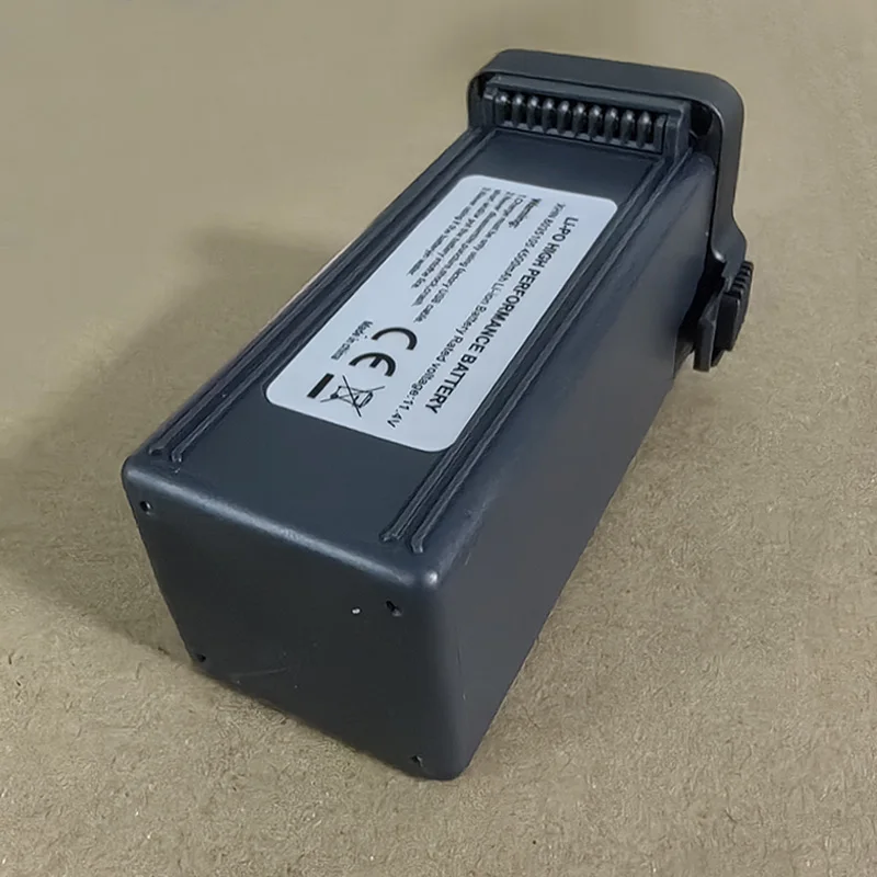 Batterie drone 3.7V 300mAh tenue en main, illustrant la taille compacte pour mini drone.