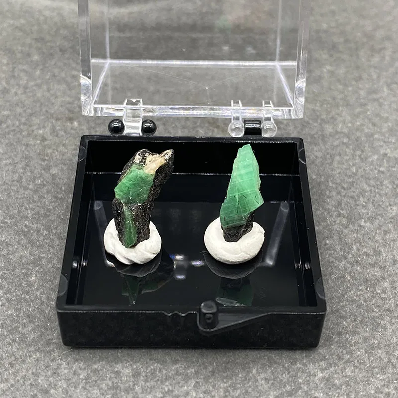 100%  Natural Emerald Mineral Specimens Stones and Crystals Healing Crystal   +Box size:35*35*35 mm