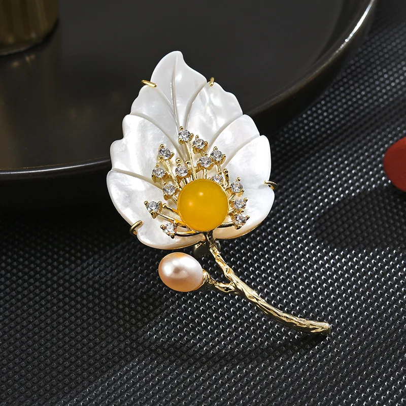 Fritillary Leaf Elegant Brooch Female Fresh Design Sense New High-grade Natural Freshwater Pearl Hundred Collocation Decoration