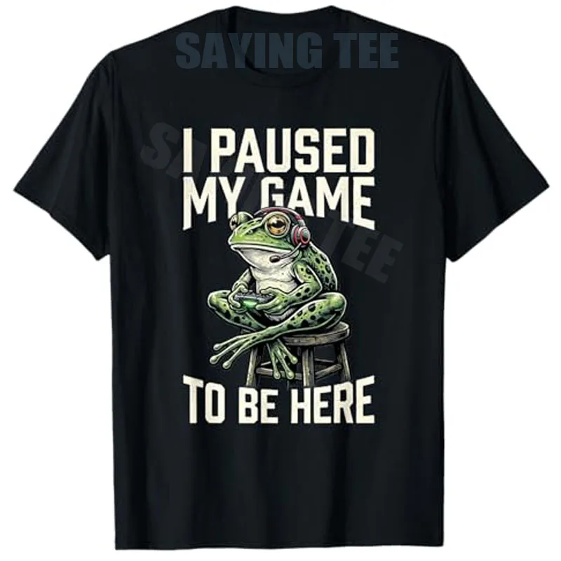 Ich habe mein Spiel angehalten, um hier zu sein. Lustiges Gamer-Frosch-Geschenk-T-Shirt. Y2k-Mode für Jungen. Video-Gaming-Controller. Lifestyle-Grafik-Spruch-T-Shirt.