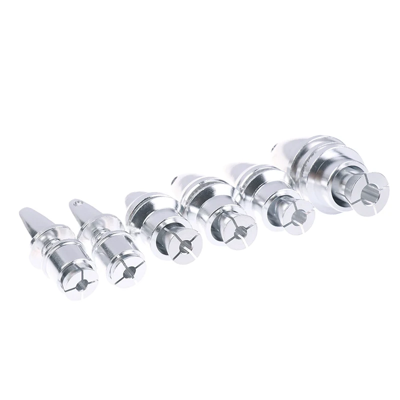 Vue détaillée d'un connecteur F pour câble coaxial RG59, mettant en évidence la bague de compression et le conducteur central.