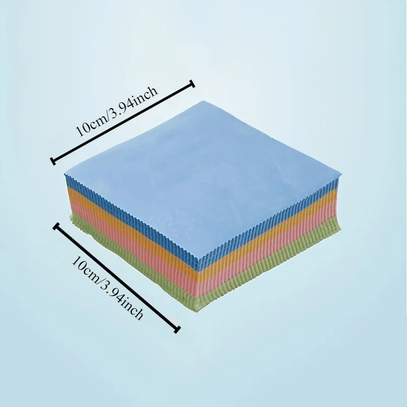 Paquet de 50 chiffons microfibre réutilisables pour nettoyage lunettes, écrans et objectifs, présenté dans un emballage transparent.