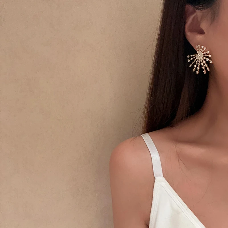 Irregular fireworks exaggerated fan shape elegant lady sparkling wedding earrings