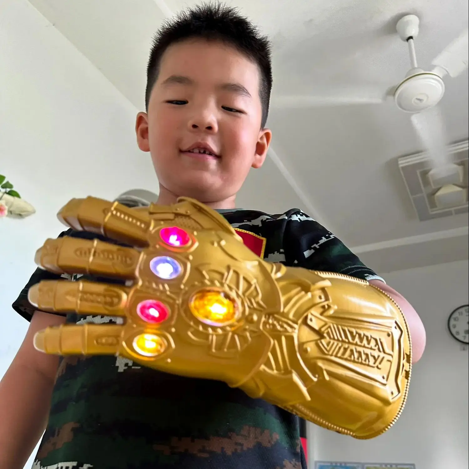 インフィニティ ガントレット LED ストーン付き Thanos さん
