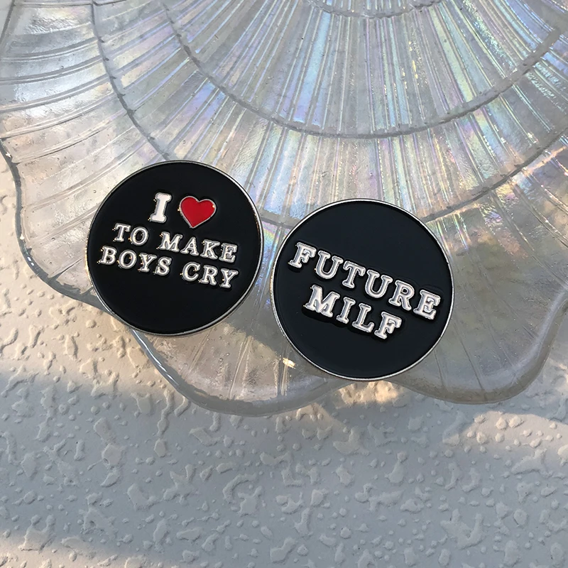 Schwarze Herz Serie Emaille Pins Ich liebe Mama Papa Broschen Kreativität Revers Abzeichen Pin für Rucksack Kleidung harte Sammlung Pin Geschenk – Detail 7
