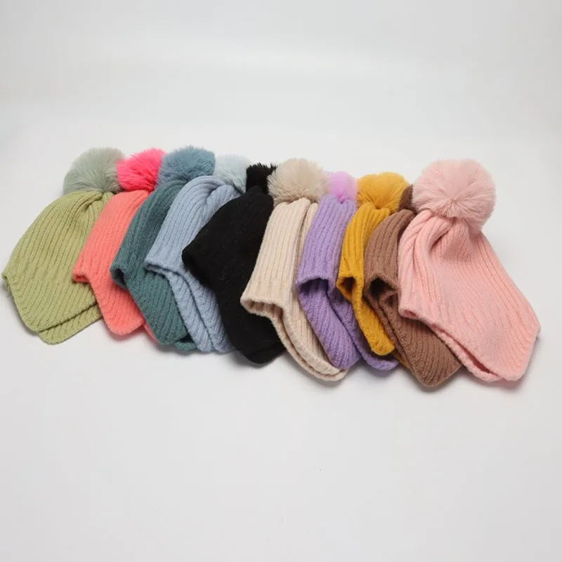 Wintermützen für Kinder, Mädchen, Jungen, Mütze mit Bommel, Kunstfell, Gehörschutz, gestrickte Mütze, warm halten, Süßigkeiten, solide, weich – Detail 3
