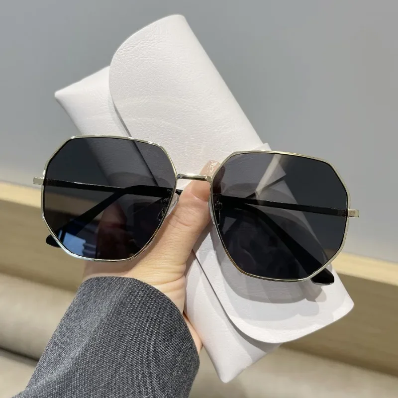 

New Large Frame Square Sunglasses Women's Brand Designer Metal Sun Glasses Women Outdoor Travel Eyewear UV400 Oculos De Sol