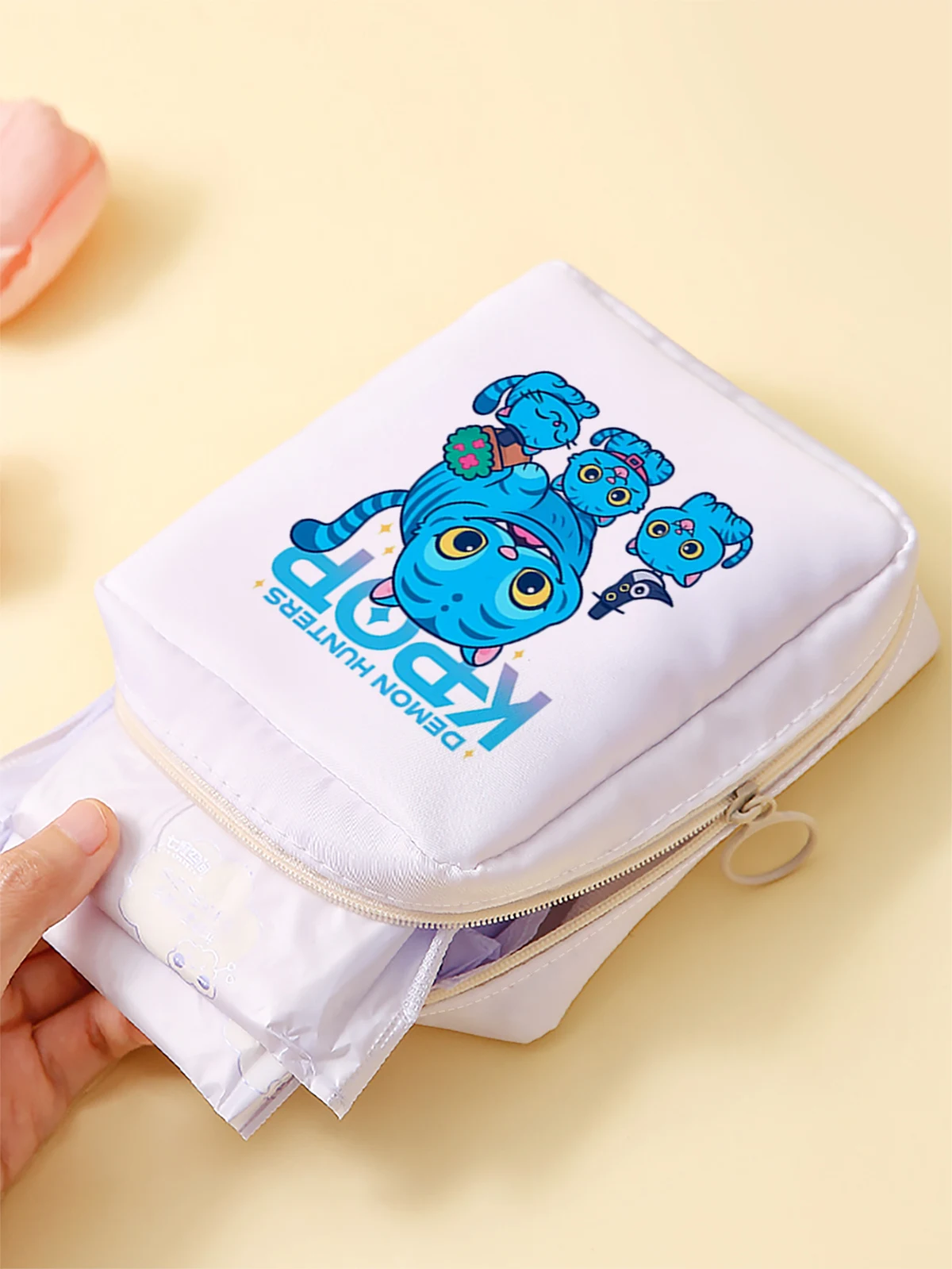 Cartoon pattern printed sanitary napkin storage bag, women's lightweight tissue bag, sanitary tissue bag