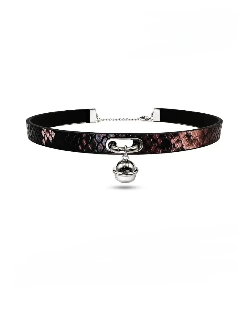 

Ожерелье из искусственной кожи с колокольчиком и узором питона