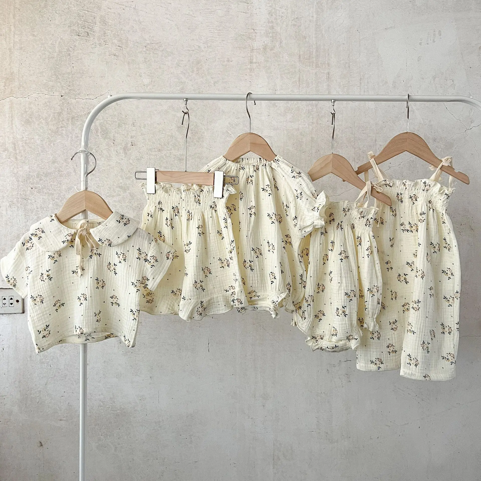 Description Picture 3 of item2025 Summer New Baby Girl Short Sleeve Clothes Set Infant Girl Floral Shirts + Shorts 2pcs Suit Cute Girls Toddler Outfits